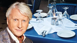 Galantnost nesmí zemřít, říká odborník na etiketu Ladislav Špaček. Připomíná také, kdo si v restauraci sedá první a kdo platí