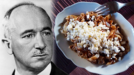 Prezident Edvard Beneš miloval obyčejná jídla. Třeba kávu s mlékem, nebo tyhle jednoduché sladké nudle s tvarohem