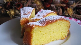 Vláčná tvarohová bábovka se báječně hodí k odpolední kávě. Chutná skvěle, dlouho vydrží a je hotová raz dva a bez vážení