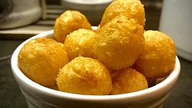 Hitem sociálních sítí jsou tyhle smažené hermelínové kuličky v listovém těstě. Autor nafotil i postup krok za krokem