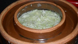 Jak vychutit zelí nakládané do sudu. Správný poměr soli, koření i dalších přísad vytvoří perfektní křupavé kysané zelí