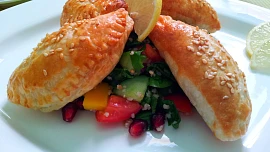 Rychlé masové taštičky: Z listového těsta vykouzlíte sytou večeři během chvilky a bez složitého vaření