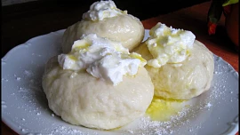 Babiččiny blbouny: Nadýchané sladké kynuté knedlíky s ovocnou náplní podle našeho receptu zvládete snadno