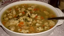 Voňavá polévka s drožďovými noky: Tradiční zavářka je rychlá a levná, ozvláštní ji bylinky a roztomilý tvar