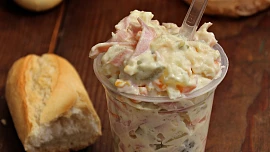 Nejlepší retro saláty: Oblíbený vlašák stál v „bufáči“ 5 Kčs. Víte, čím se lišil od pochoutkového?