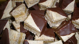 Retro okénko: Oblíbené štafetky si můžeme snadno upéct doma. Ořechovému korpusu s kávovým krémem nikdo neodolá