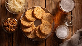 Šumavské zelňáky aneb Placky z kysaného zelí: Nejlepší jsou pečené v troubě a ochucené škvarky