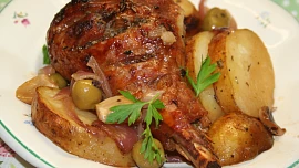 Pečená krůtí stehna budou křehká a štavnatá díky marinování, jemnou chuť a vůni jim dodá česnek a čerstvý rozmarýn