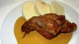 Králík nadivoko se smetanovou omáčkou: Divoké koření mu dodá šmrnc, hotový je do hodiny a příprava je neuvěřitelně snadná