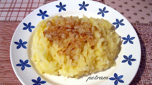 Znáte kočičák? Tuto rychlou a levnou přílohu z brambor a zelí oceníte nejen o masopustu. K jitrnicím a jelitům je však skvělá