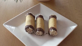 Medové trubičky zvládneme i bez speciálních formiček. Postačí obyčejná vařečka a o skvělou náplň se postará karamel