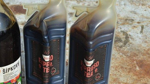 Retro okénko: Expreso tea - čaj ve formě sirupu stával 5,50 Kčs a voněl rumem, i když byl bez alkoholu