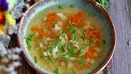 Jak dlouho vydrží domácí vývar? Nesmí zůstat na lince, ani týden v ledničce, při správném uložení poslouží i za půl roku