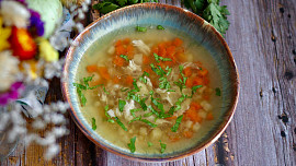 Jak dlouho vydrží domácí vývar? Nesmí zůstat na lince, ani týden v ledničce, při správném uložení poslouží i za půl roku