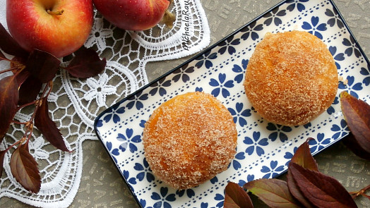 Hitem internetu jsou tyhle jablečné bochánky podle zkušené pekařky Míši. Voní skořicovým cukrem a jsou krásně nadýchané