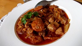 Polský bigos: Variace na zelňačku s masem, houbami, klobásou, sušenými švestkami a slaninou chutná božsky