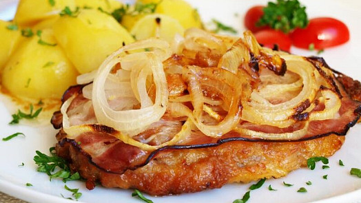 Řízek naruby krok za krokem: Proč začít strouhankou a jak docílit šťavnatého masa z trouby