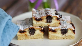 Frgálová buchta na plech: Hrnkový koláč s mákem, tvarohem a povidly chutná výborně a příprava je překvapivě snadná Frgálová buchta na plech: Hrnkový koláč s mákem, tvarohem a povidly chutná výborně a příprava je překvapivě snadná