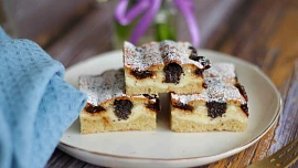 Frgálová buchta na plech: Hrnkový koláč s mákem, tvarohem a povidly chutná výborně a příprava je překvapivě snadná