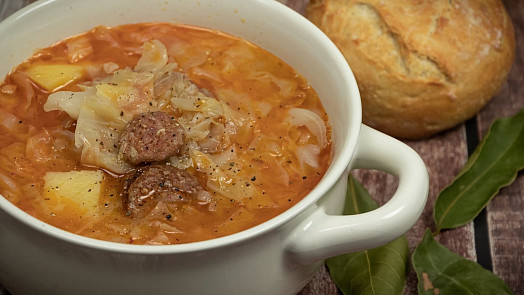 Zelňačka z hlávkového zelí je rychlejší a jemnější než ta z kyselého: Výraznou chuť dodá křupavá slanina či pikantní klobáska