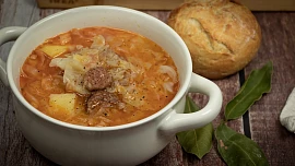 Pět nejlepších podzimních polévek: Vydatná dršťková nebo frankfurtská s párkem zasytí i velké jedlíky, zelňačka voní klobáskami