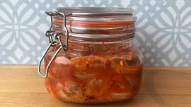 Vyzkoušeli jsme za vás: Jak na domácí kimchi krok za krokem. Jedna větší sklenička vás vyjde na pouhých 21 korun