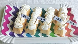 Jak dlouho vydrží šlehačka na dortu či zákusku? Otestovali jsme 30 %, 31 %, 33 % a 40 % smetany, výsledek je překvapující