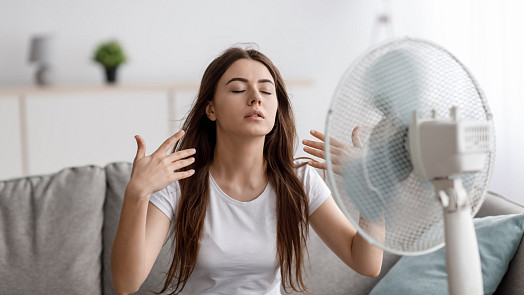 Horko na padnutí? Ochlaďte se domácí citronádou, vhodným jídlem nebo správným ventilátorem
