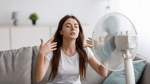 Horko na padnutí? Ochlaďte se domácí citronádou, vhodným jídlem nebo správným ventilátorem