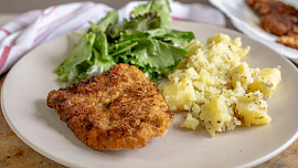 Tajný trik šéfkuchařů na šťavnatý řízek: Díky jednoduchému kroku se pokaždé povede a maso bude krásně měkké