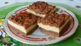 Královský koláč z křehkého těsta: Shora křehký a uvnitř vláčný moučník s tvarohem připravíme raz dva