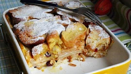 Co se zbylou vánočkou? Skvěle se hodí na vláčný francouzský toust nebo na jazyku se rozplývající voňavé crumble