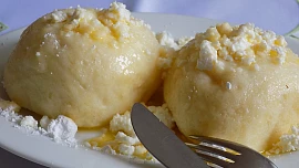 Ovocné péřové knedlíky: Nadýchané a lehoučké těsto snadno připravíte v domácí pekárně, dobře to ale zvládnete i bez ní