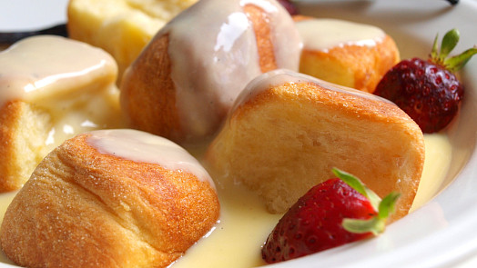 Dukátové buchtičky s vanilkovým krémem: Kouzlo báječné chuti a vůně sladké omáčky je ve vanilkovém lusku a husté smetaně