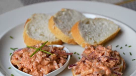 Retro okénko: Jak na ševcovský mls? Legendární salát původně ze zbytků je populární dodnes!