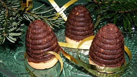 Vosí hnízda: Nejoblíbenější nepečené cukroví z ořechové směsi  snadno vyklepnete z formičky díky našim vychytávkám