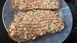 Métský sýr podle receptu z roku 1968: Retro pomazánka z tradiční uzeniny chutná skvěle na chlebu i na chlebíčcích