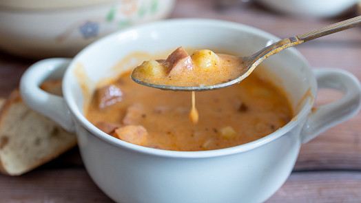 Nejjednodušší a nejrychlejší guláš je z buřtů: Levné, syté a hřejivé jídlo s vůní majoránky uvaříte do půl hodiny