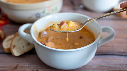 Nejjednodušší a nejrychlejší guláš je z buřtů: Levné, syté a hřejivé jídlo s vůní majoránky uvaříte do půl hodiny