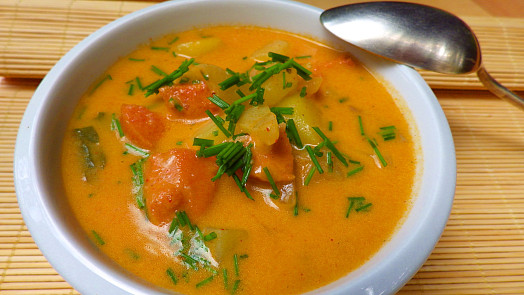 Dokonalý buřtguláš z jednoho hrnce: Jak na poctivý základ, správný poměr cibule a výběr uzeniny