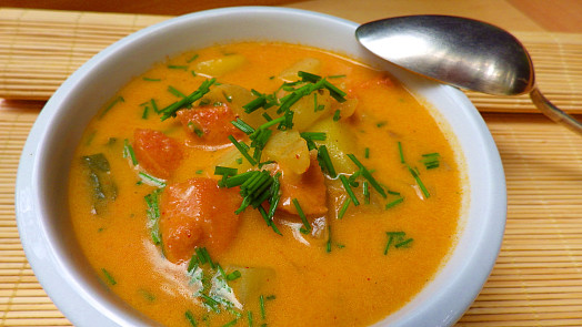 Dokonalý buřtguláš z jednoho hrnce: Jak na poctivý základ, správný poměr cibule a výběr uzeniny