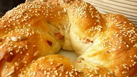 Slaninový velikonoční pletenec z kynutého těsta: Slaná varianta mazance s křupavými škvarečky a sypaná semínky chutná božsky