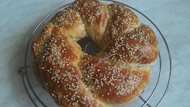 Pečete na Velikonoce kynutý věnec? Letos zkuste slaninový pletenec podle našich babiček