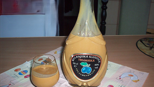 Karamelový likér z polských krówek úplně bez práce a jen ze 3 surovin: Tenhle virální hit musíte zkusit taky!