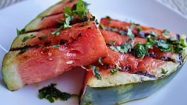 Pečený meloun je hit. Tahle veganská delikatesa nadchne i masožravce!