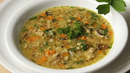 Skromná kuchyně: Chlebová polévka, vydatná omeleta nebo slaný či sladký koláč. Staré pečivo do koše určitě nepatří