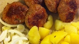 Vepřenky pečené v troubě: Budou krásně šťavnaté, když maso umeleme i s tukem, fantastickou chuť dodá správné koření