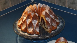 Masopustní škvarková bábovka je krásně vláčná a voní rumem a perníkovým kořením. Takhle snadno se navíc dělá