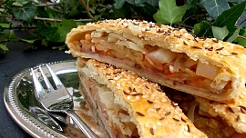 Jak připravit ten nejlepší slaný závin se zelím: Chuti pomůže klobáska nebo uzené, příprava zelí se neobjede bez jednoho kroku