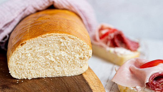 Nejlepší veka na chlebíčky: Nadýchaná, pevná, kyprá a hlavně domácí. S mlékem získá jemnou chuť a nádhernou vůni